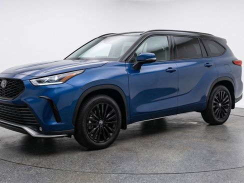 Used 2025 Toyota Highlander XSE AWD/4WD image 3