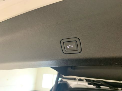 Used 2021 Chevrolet Tahoe Premier w/ Premium Package image 9