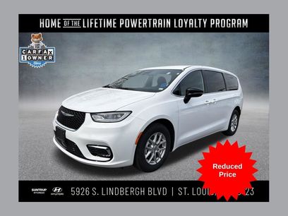 Used 2025 Chrysler Pacifica Select