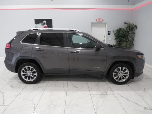 Used 2019 Jeep Cherokee Latitude Plus FWD image 2