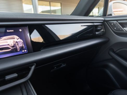 Certified 2025 Porsche Macan 4S Electric AWD/4WD image 33