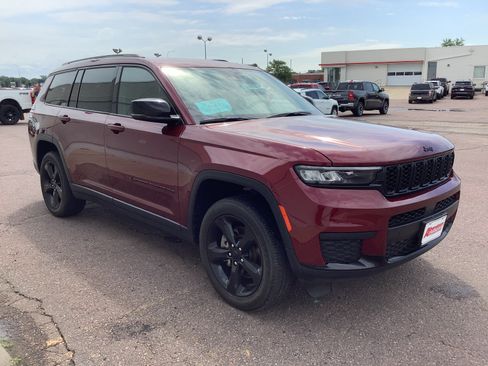 Used 2023 Jeep Grand Cherokee L Laredo AWD/4WD image 3