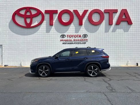 Used 2021 Toyota Highlander XSE FWD image 4