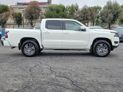 Used 2025 Nissan Frontier SV image 3