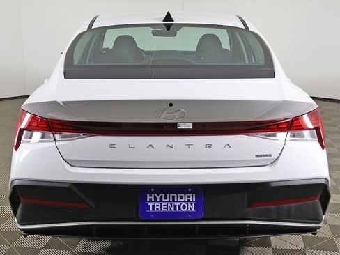 Used 2025 Hyundai Elantra Blue image 11