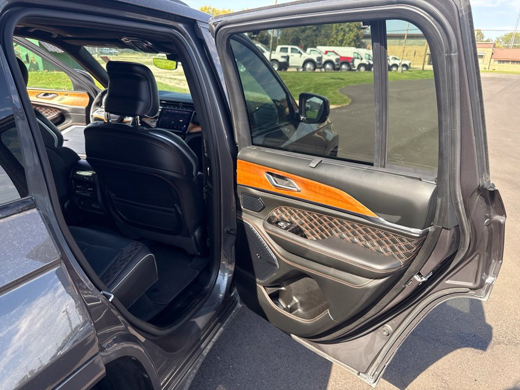 Used 2025 Jeep Grand Cherokee Summit AWD/4WD image 19