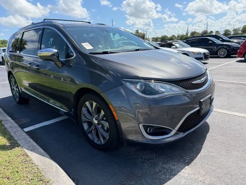Used 2019 Chrysler Pacifica Limited w/ Tire & Wheel Group FWD image 4