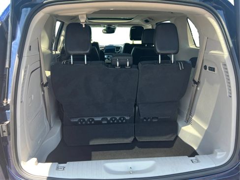 Used 2018 Chrysler Pacifica Limited w/ Advanced Safetytec Group FWD image 18