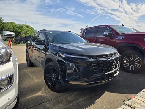 Used 2025 Chevrolet Trax ACTIV FWD image 1