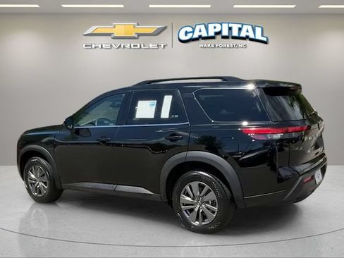 Used 2025 Nissan Pathfinder SV FWD image 3