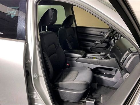 Used 2024 Nissan Pathfinder SV image 10