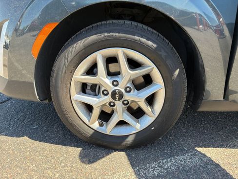 Used 2025 Kia Soul LX w/ LX Technology Package FWD image 28