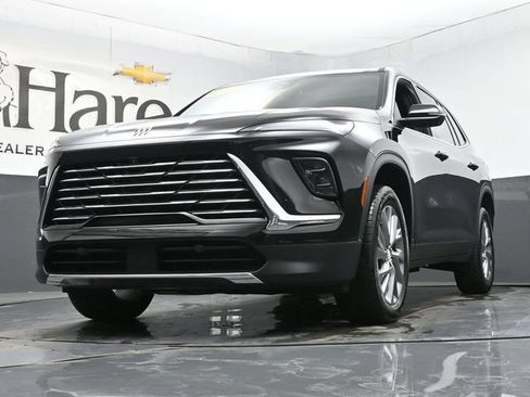 Used 2025 Buick Enclave Preferred w/ Power Package AWD/4WD image 4