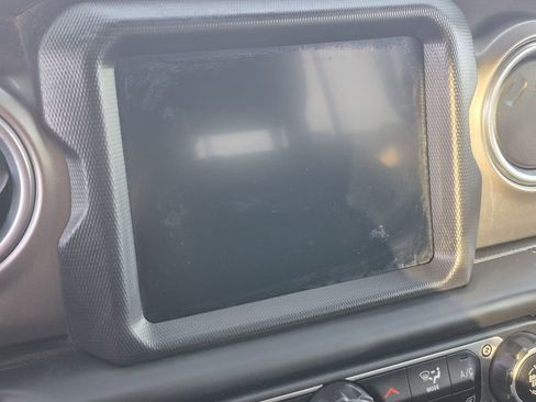 Used 2018 Jeep Wrangler Unlimited Sahara image 22