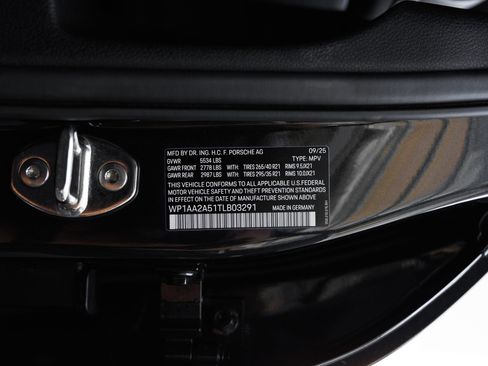 Certified 2026 Porsche Macan AWD/4WD image 40