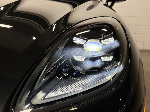 Used 2025 Porsche Macan image 10