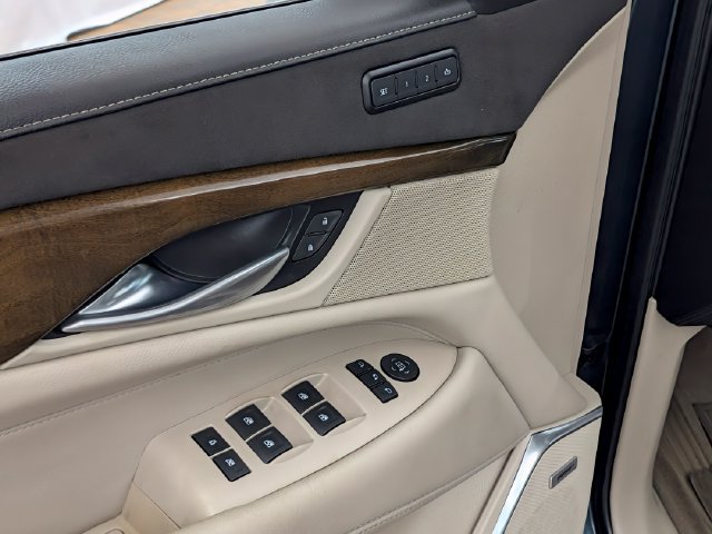 Used 2019 Cadillac Escalade Luxury AWD/4WD image 12