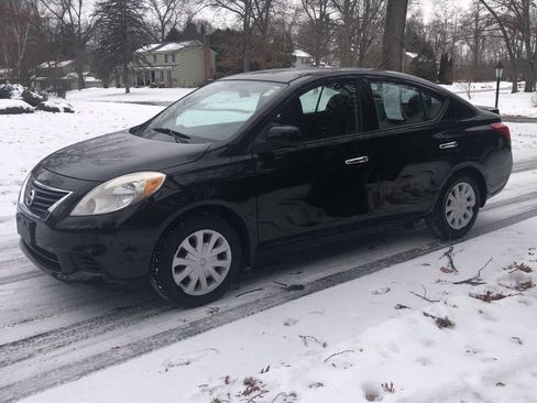 Used 2014 Nissan Versa SV image 3