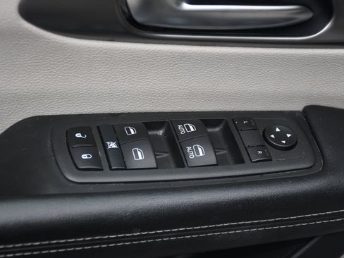 Used 2021 Chrysler Pacifica Touring-L FWD image 10