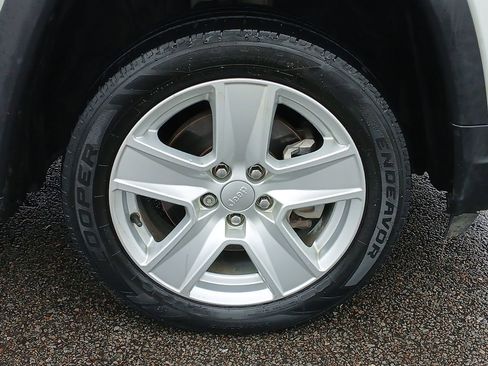 Used 2022 Jeep Compass Latitude w/ Sun and Sound Group AWD/4WD image 34