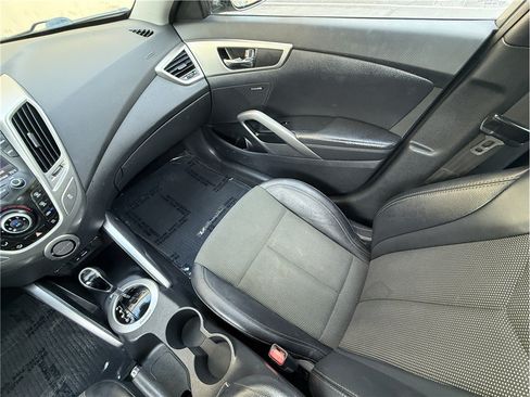 Used 2013 Hyundai Veloster w/ Style Pkg FWD image 9