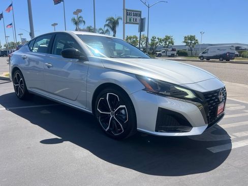 Used 2025 Nissan Altima 2.5 SR FWD image 9