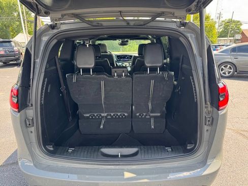 Used 2025 Chrysler Pacifica Limited FWD image 25