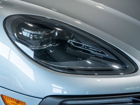 Certified 2026 Porsche Macan AWD/4WD image 32