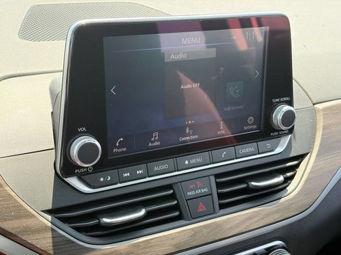 Used 2025 Nissan Altima 2.5 SV FWD image 11