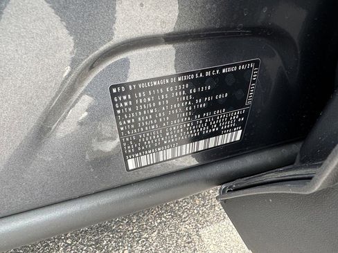 New 2025 Volkswagen Tiguan SE image 20