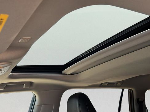 Used 2022 Toyota Highlander XLE image 2