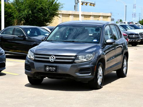 Used 2014 Volkswagen Tiguan S image 2
