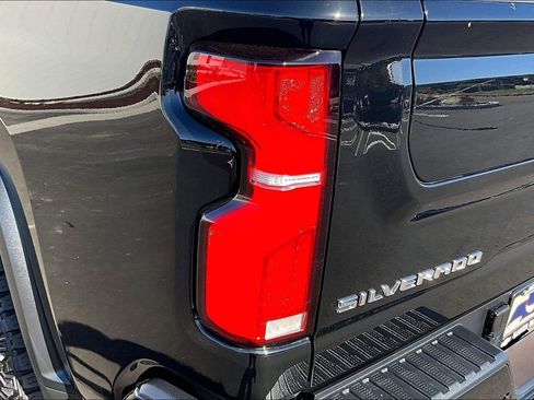 Used 2025 Chevrolet Silverado 2500 ZR2 w/ Technology Package AWD/4WD image 29