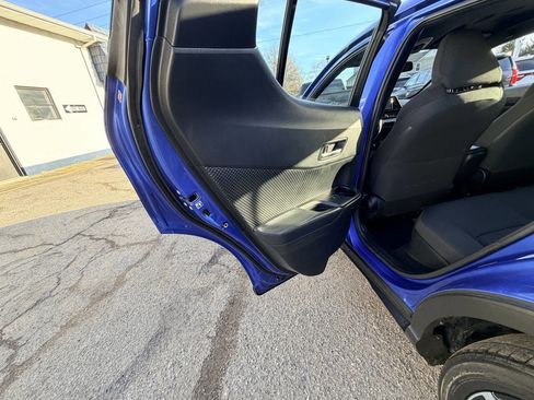 Used 2018 Toyota C-HR XLE 4dr Crossover image 29