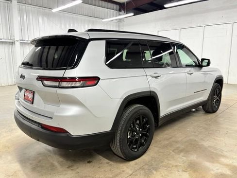 Used 2025 Jeep Grand Cherokee L Altitude RWD image 7