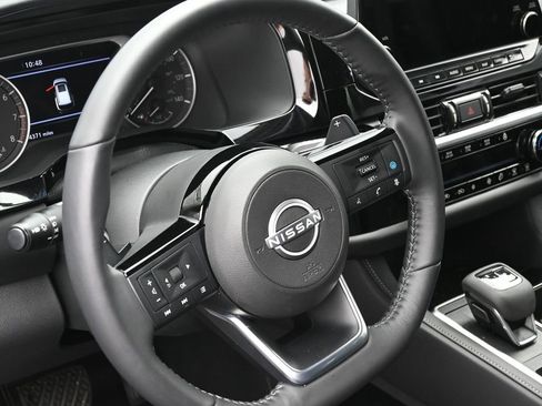 Used 2025 Nissan Pathfinder SL image 11