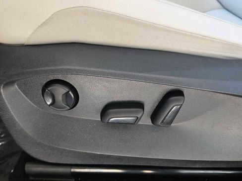 Used 2023 Volkswagen Tiguan SE w/ Panoramic Sunroof Package image 18