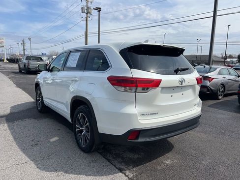 Used 2017 Toyota Highlander LE image 3