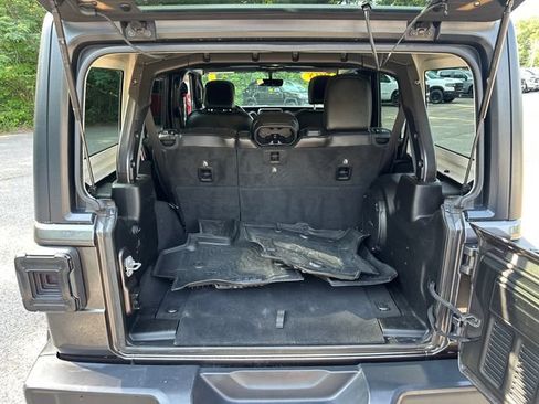 Used 2018 Jeep Wrangler Unlimited Sahara AWD/4WD image 13