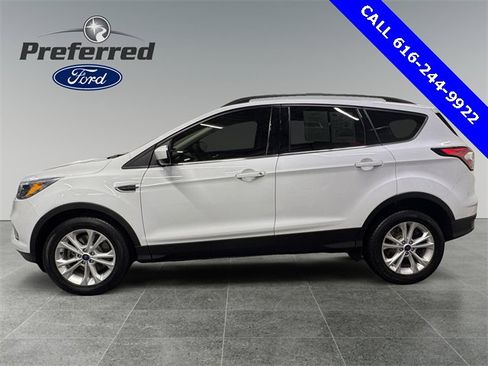 Used 2018 Ford Escape SE image 3