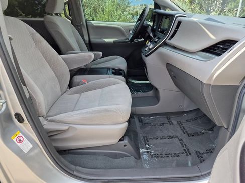 Used 2019 Toyota Sienna LE FWD image 23
