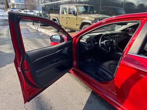 Used 2020 Toyota Camry SE image 11