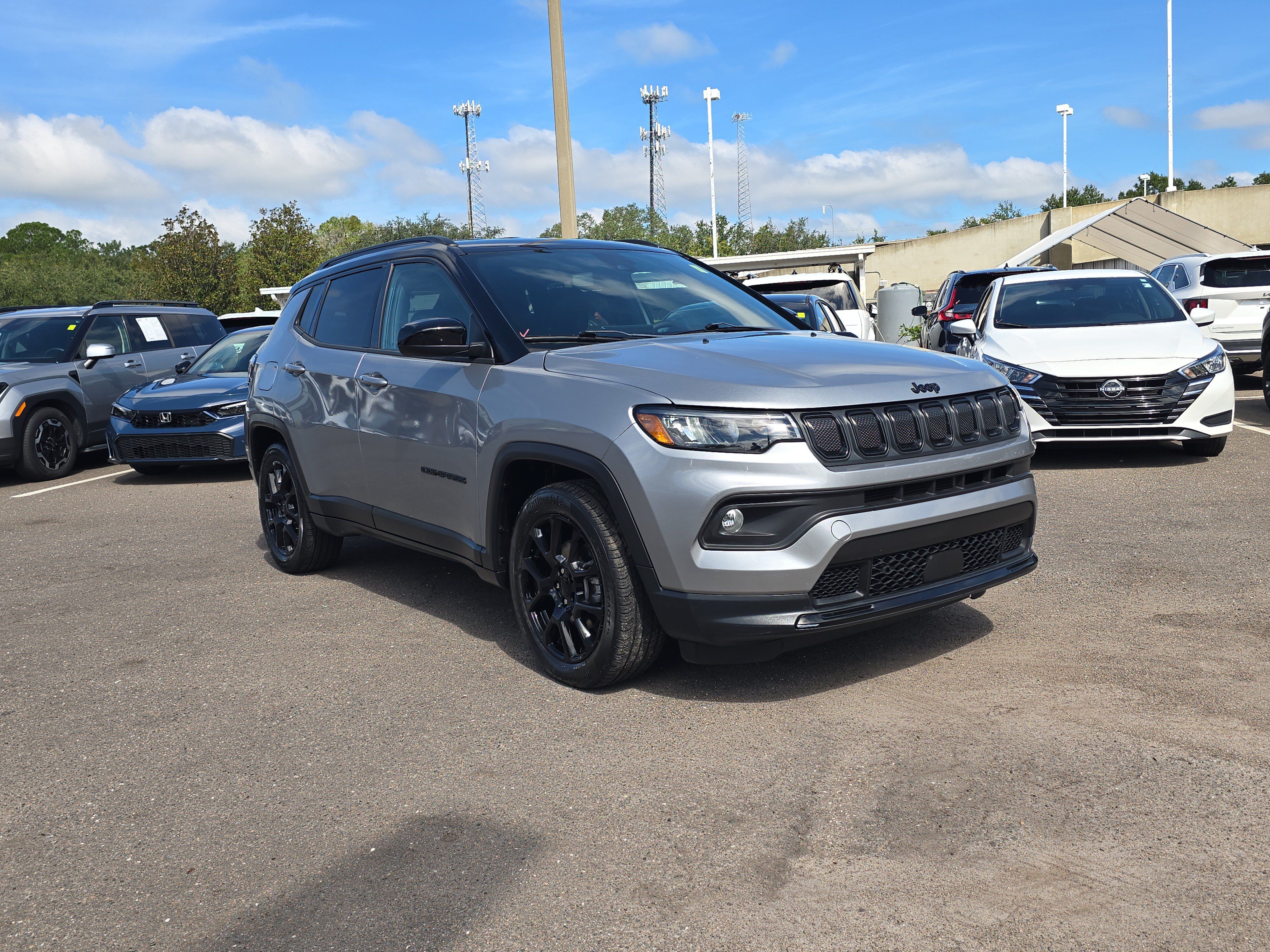Used 2022 Jeep Compass Latitude FWD image 2
