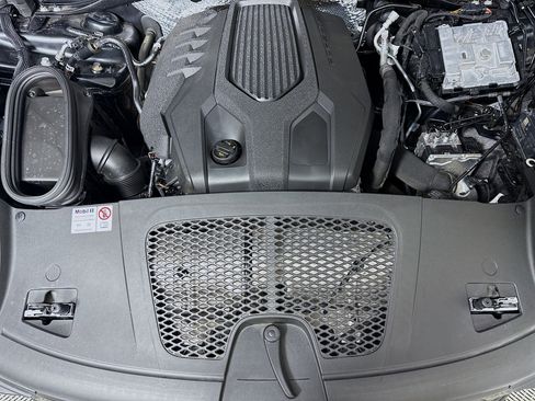 Certified 2024 Porsche Macan AWD/4WD image 30