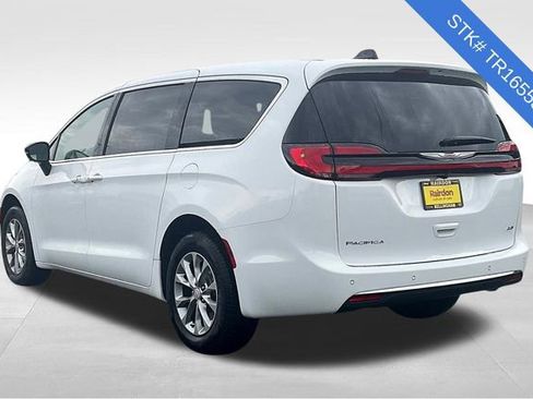 New 2026 Chrysler Pacifica Select image 3