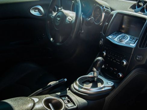 Used 2018 Nissan 370Z Touring RWD image 19