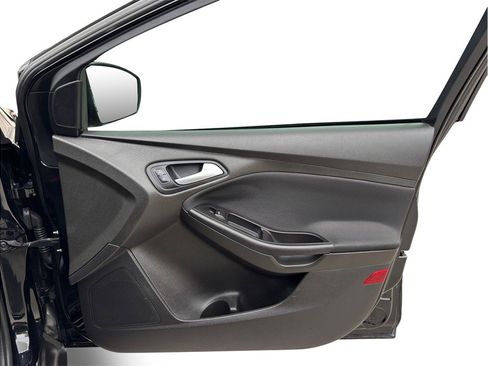 Used 2016 Ford Focus SE w/ SE Power Seat Package image 31