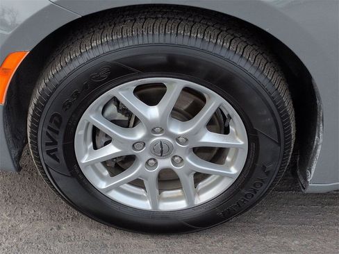 Used 2023 Chrysler Pacifica Touring-L image 10