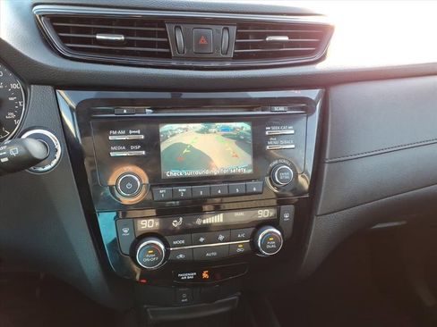 Used 2017 Nissan Rogue SV image 18