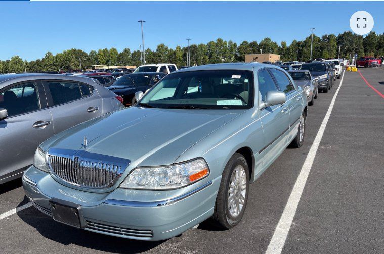 Used 2007 Lincoln Town Car Signature Limited RWD image 3